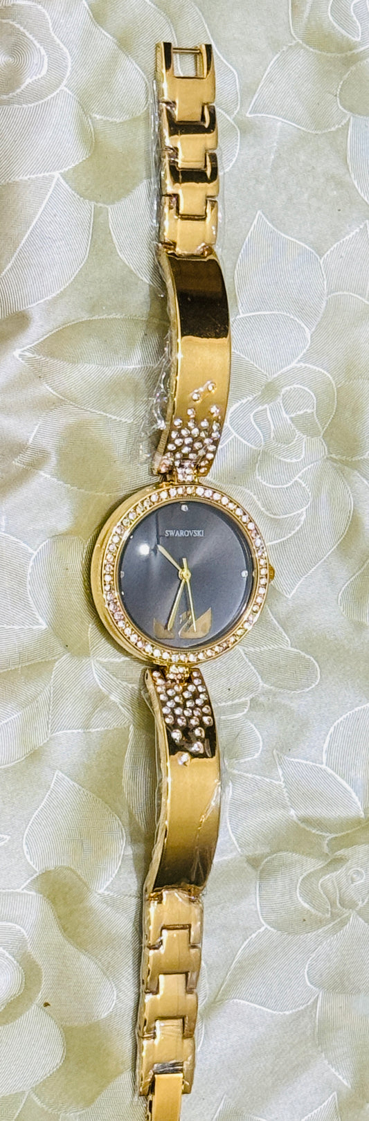 Elara Classic Stainless Steel Women’s Watch – Timeless Luxury for Any Occasion